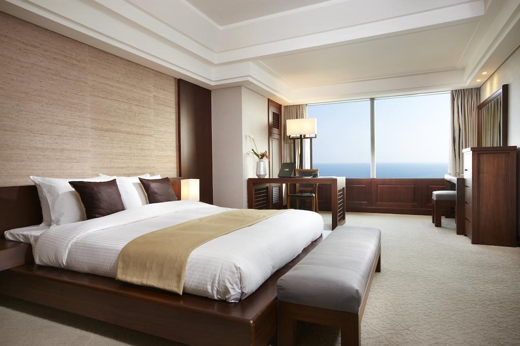Haeundae Grand Hotel Busan Extérieur photo A bedroom at the hotel