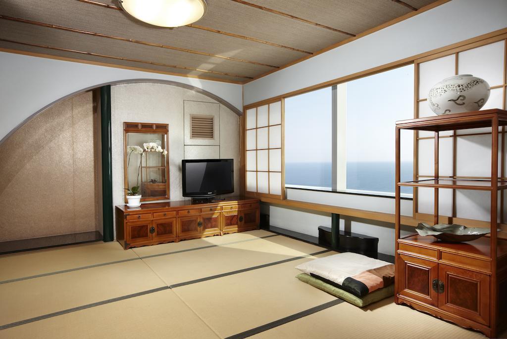 Haeundae Grand Hotel Busan Chambre photo A Japanese living room with a TV