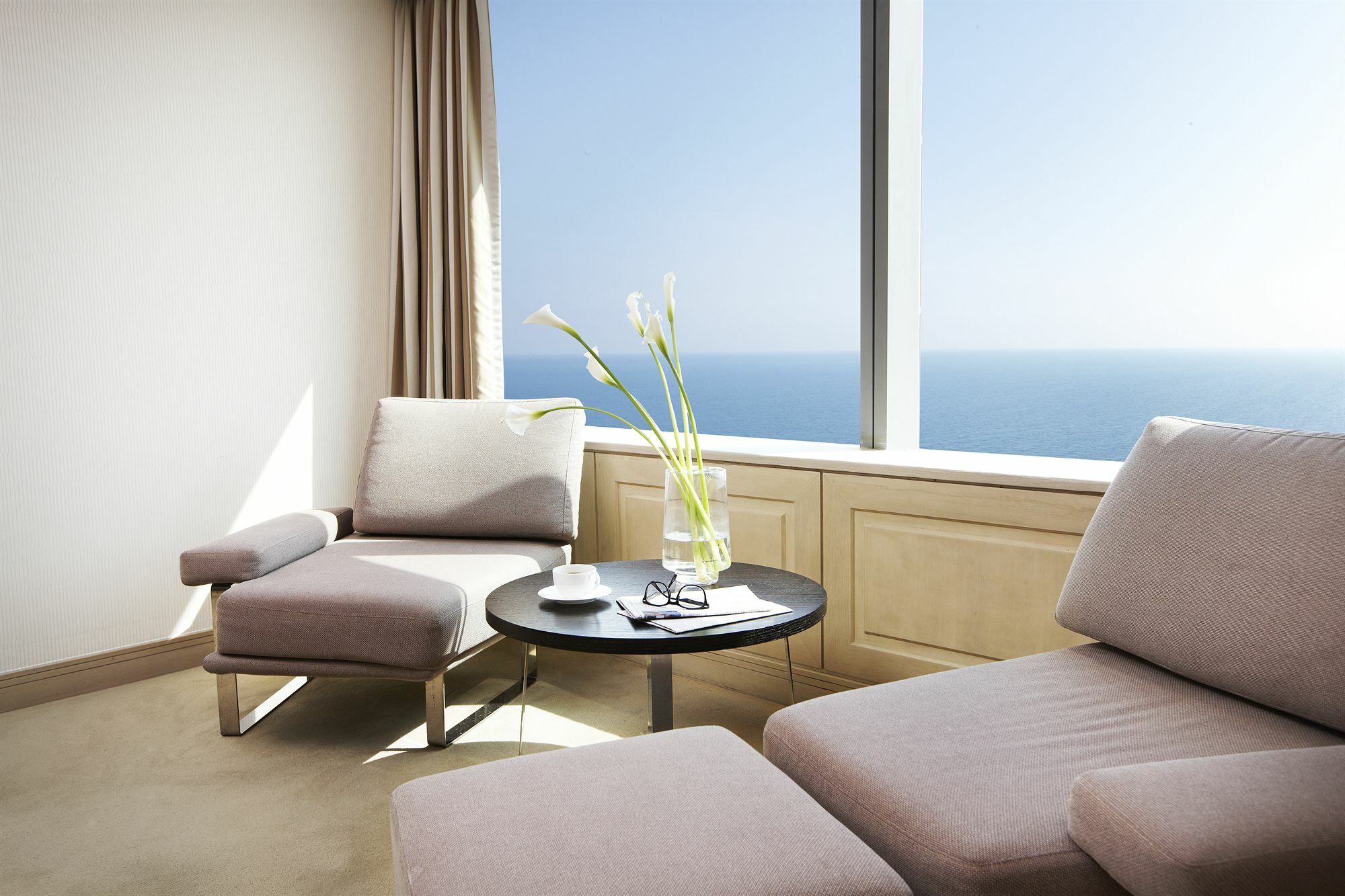 Haeundae Grand Hotel Busan Extérieur photo A room at the hotel