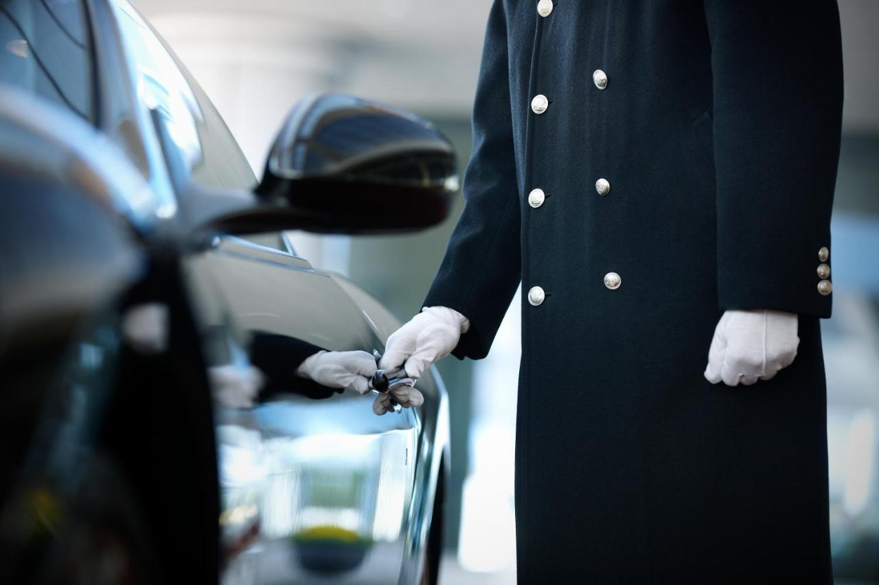 Haeundae Grand Hotel Busan Extérieur photo A chauffeur opening a car door